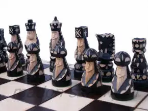 Rankomis išdrožtos šachmatų figūrėlės